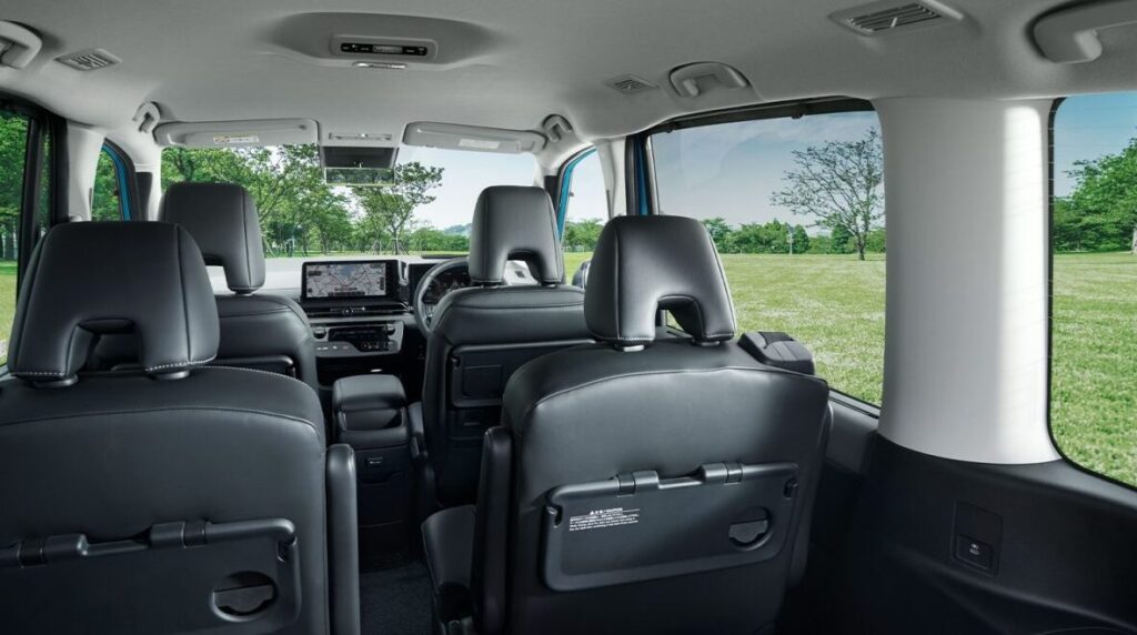 ファミカーオンライン | ノアとセレナを比較!2025年最新モデルの燃費やサイズ・価格の違い 日産セレナ 公式より